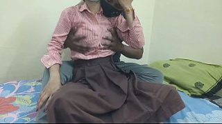 Cewek kuliah India digebukin pacar di kamar, crot di dalem