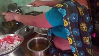 Ibu rumah tangga India masak seks dengan pacar, bumbu pedas dan basah di dapur.