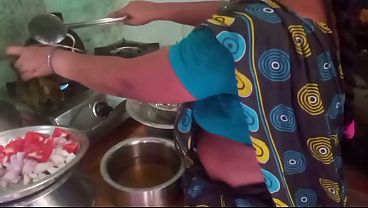Ibu rumah tangga India masak seks dengan pacar, bumbu pedas dan basah di dapur.