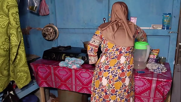 Ngentotin istri temen pas lagi masak, enak banget