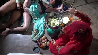 Ibu tiri dapur XXX, tante India di dapur, mak tiri desi dalam bahasa Hindi, mak tiri desi yang bikin panas