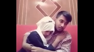 Desi cewek dan cowok lagi ciuman panas di kamar hotel