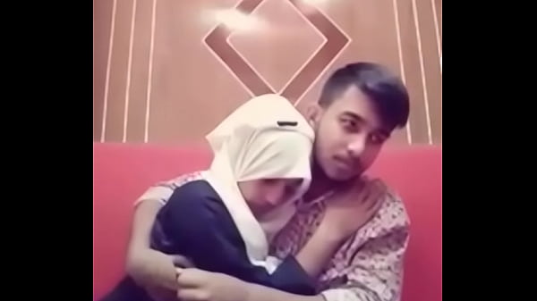 Desi cewek dan cowok lagi ciuman panas di kamar hotel