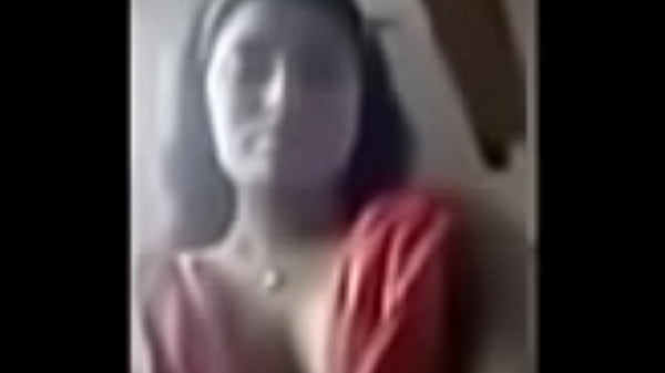 Tontonan payudara wanita India bikin tegang.