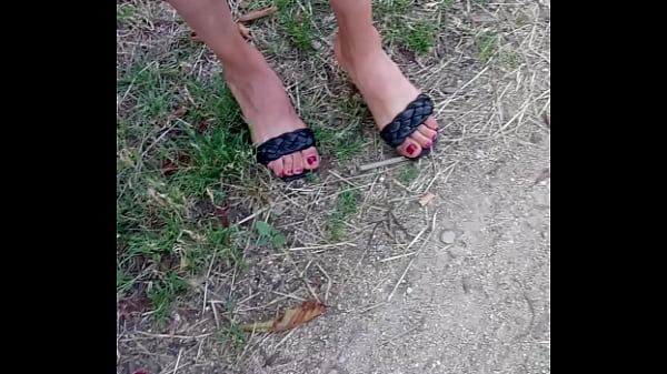 MILF Arab pelacur dengan jari kaki seksi dan hak tinggi yang bikin ngilu.