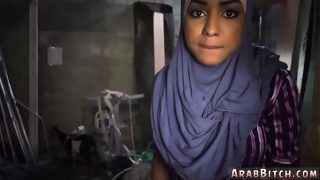 Ngentot bareng cewek Arab bocil sama janda muslim di titik pantat jatuh, 23km dari kota, bikin crot sampe lemes.