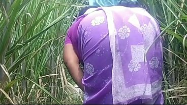 Desa India, pasangan bercinta liar di alam terbuka.