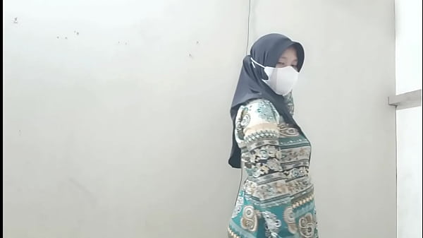 Ngentotin bini tetangga pas laki lagi nyari duit