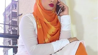 Salma, si cewek muslimah pake jilbab, digenjot temennya pake audio hindi mesum banget.