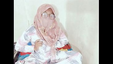 Tante seksi Indonesia lagi viral colmek pake botol, bikin makin panas