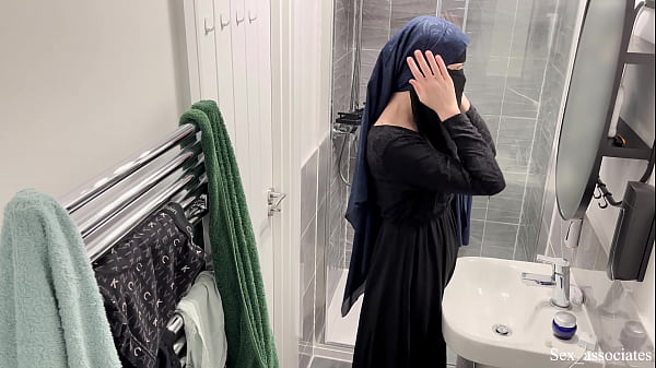 Astaga! Gak nyangka cewek Arab bisa begitu. Aku ngintip cewek Muslim berhijab lagi colmek di kamar mandi.