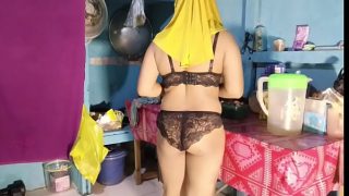 Ibu mertua masak cuma pakai bikini, bikin pikiran nggak tenang.
