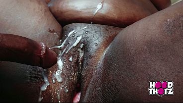 Dua kontol besar BBC ngecrotin pantat tebal montok ibu tiri Afrika