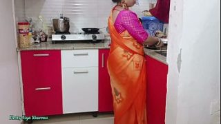Ibu rumah tangga India di dapur, ngentot pakai kontol gede, bikin makin panas.