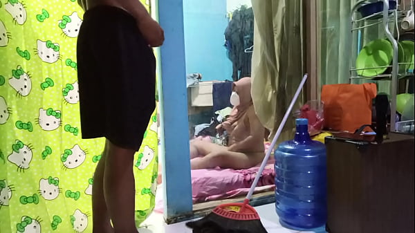 Ngentotin istri temen yang lagi sibuk colmek, enak banget rasanya.