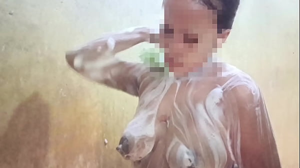 Lihatin aku mandi, sayang, biar basah kena liurnya nafsu.