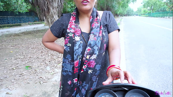 Bokep bhabhi desi India, sange jalanan, dia digoblok client sambil doggy style, suara HINDI.