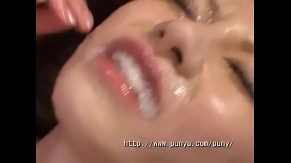 Biarin aja muncrat di muka cewek itu!!