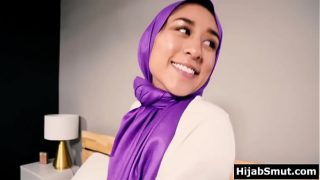 Gadis Arab berhijab ngentot diam-diam tanpa izin orang tua