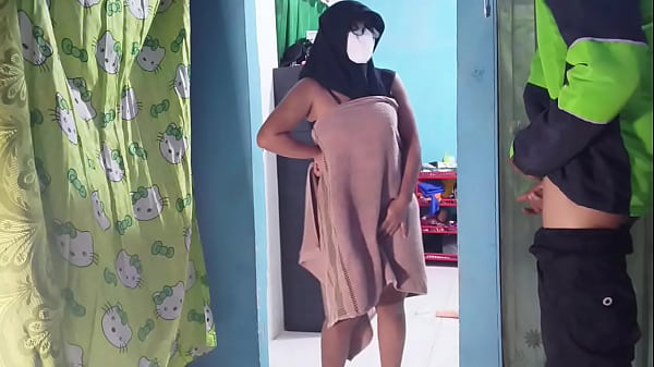 Kepergok tukang ojol pas lagi mainin kontol sambil nunggu makanan datang.