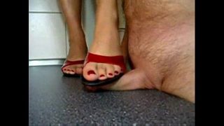 Bhabhi India seksi injak-injak kontol Devar pakai kaki mulus
