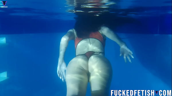 Helen Star pake masker diving di kolam, bikin basah-basah semua yang liat.