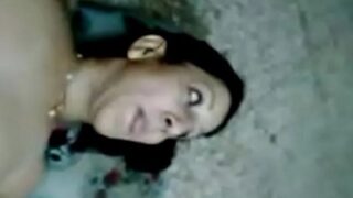 Cewek nakal dihajar kontol di bokongnya dalam video seks India