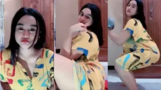 Host berdaster imut goyang hot, bikin pengen gigit bibir.