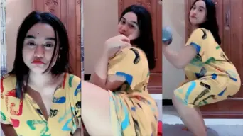 Host berdaster imut goyang hot, bikin pengen gigit bibir.