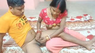 Pasangan Howrah bikin video seks Bangla desi di rumah, bikin makin panas!