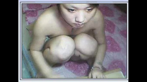 Cewek China mungil ngangkangin kaki di depan kamera