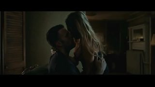 Blake Lively di The Town (2011) bikin makin panas dan basah.