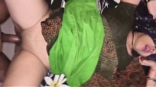 Adik tiri desi digenjot habis sama kakak tirinya pas lagi berdua di rumah, full film pake suara Hindi yang bikin makin panas.