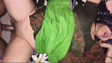 Adik tiri desi digenjot habis sama kakak tirinya pas lagi berdua di rumah, full film pake suara Hindi yang bikin makin panas.