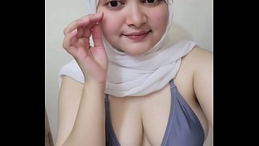 Hari-hari pertama goyang twerk pake hijab, bikin makin pengen lihat gerakan nakalnya.