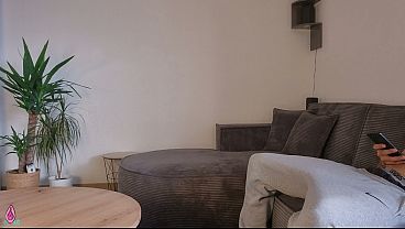 Ibu tiri lihat anak tiri lagi tegang, pas bersihin kamar dia bantu keluarin semua di pantat besarnya yang bulat.