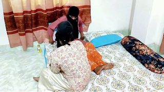 Desi bhabhi lagi mainin dildo di memek