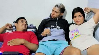 Kakak tiri pacarku colokin kontol gede di depanku, sialan bikin horny.