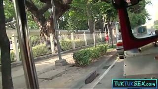 Ibu-ibu Thailand nakal dijemput naik Tuk Tuk, langsung nungging di kontol gede.
