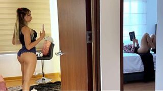 Ibu mertua seksi bergairah sambil colmek dengerin erangan dari kamar sebelah!