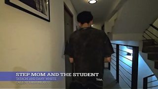 Ibu tiri lagi ngajarin muridnya yang lagi bengang, panas-panas di kamar.
