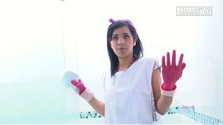 Pembantu hotel pake sarung tangan karet nunduk sambil bersihin kamar mandi, bikin lihat dari belakang jadi panas.
