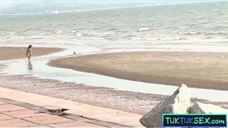 Gadis Thailand dijemput di pantai buat ngewe sama bule kontol gede