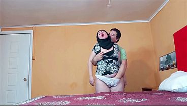 Wanita berhijab digebrak gaya anjing