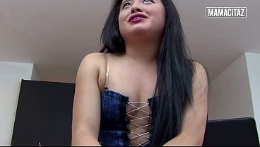 Goyangin pantat tebal Latina pake rok mini… Dia gak tahan megang-megang terus.