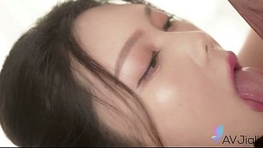 Cewek cina seksi Ban Ban digenjot sampe meringis.