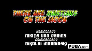 Kosmonot Rusia Nikita Von James diperintah diam oleh jenderalnya, bibirnya dipaksa tertutup rapat.