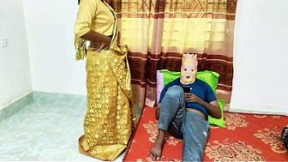 Bhabhi pakai saree desi, suami ngocok memek sambil ciuman panas.