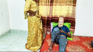Bhabhi pakai saree desi, suami ngocok memek sambil ciuman panas.