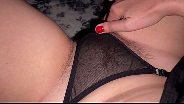 Tonton ibu nakal ini mainin memek bulu lebatnya, dari sudut pandang pertama.